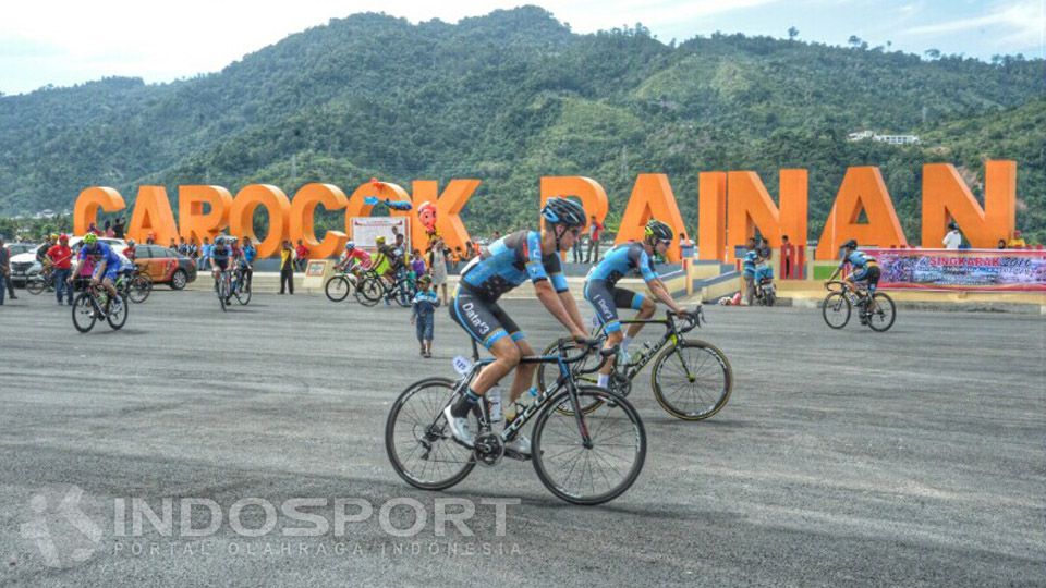 Para pembalap bergerak dari garis star Pantai Carocok, Kabupaten Pesisir Selatan Copyright: © Taufik Hidayat/INDOSPORT